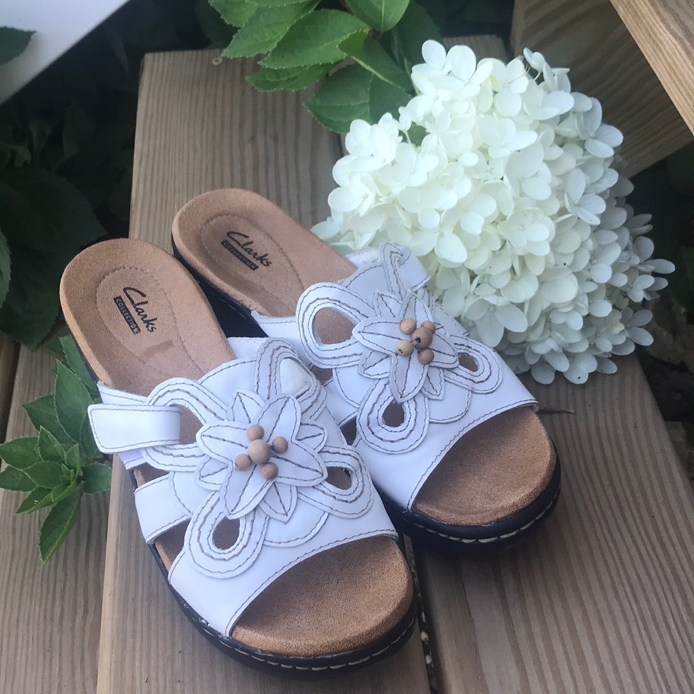 Unique Clarks sandals sz7 1/2